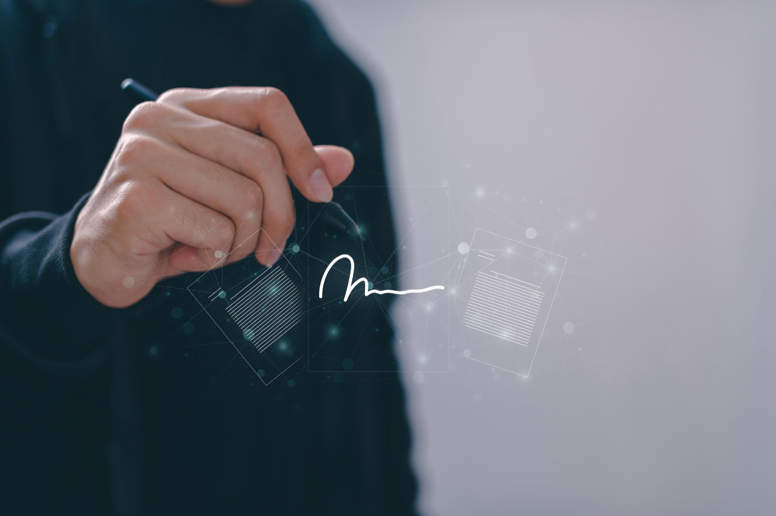 Mano firmando un documento electrónico en pantalla